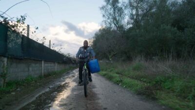 Pickers_02_Seydou_from_Mali_lives_in_a_hut_settlement_in_Italy_without_electricity_or_water._©_Marcus_Zahn